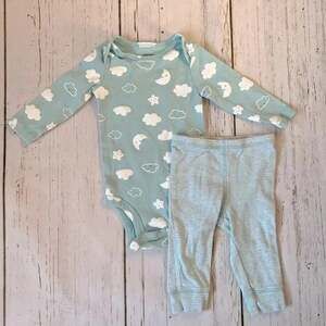 Carter’s long sleeve Onesie & matching pants Size 6 months